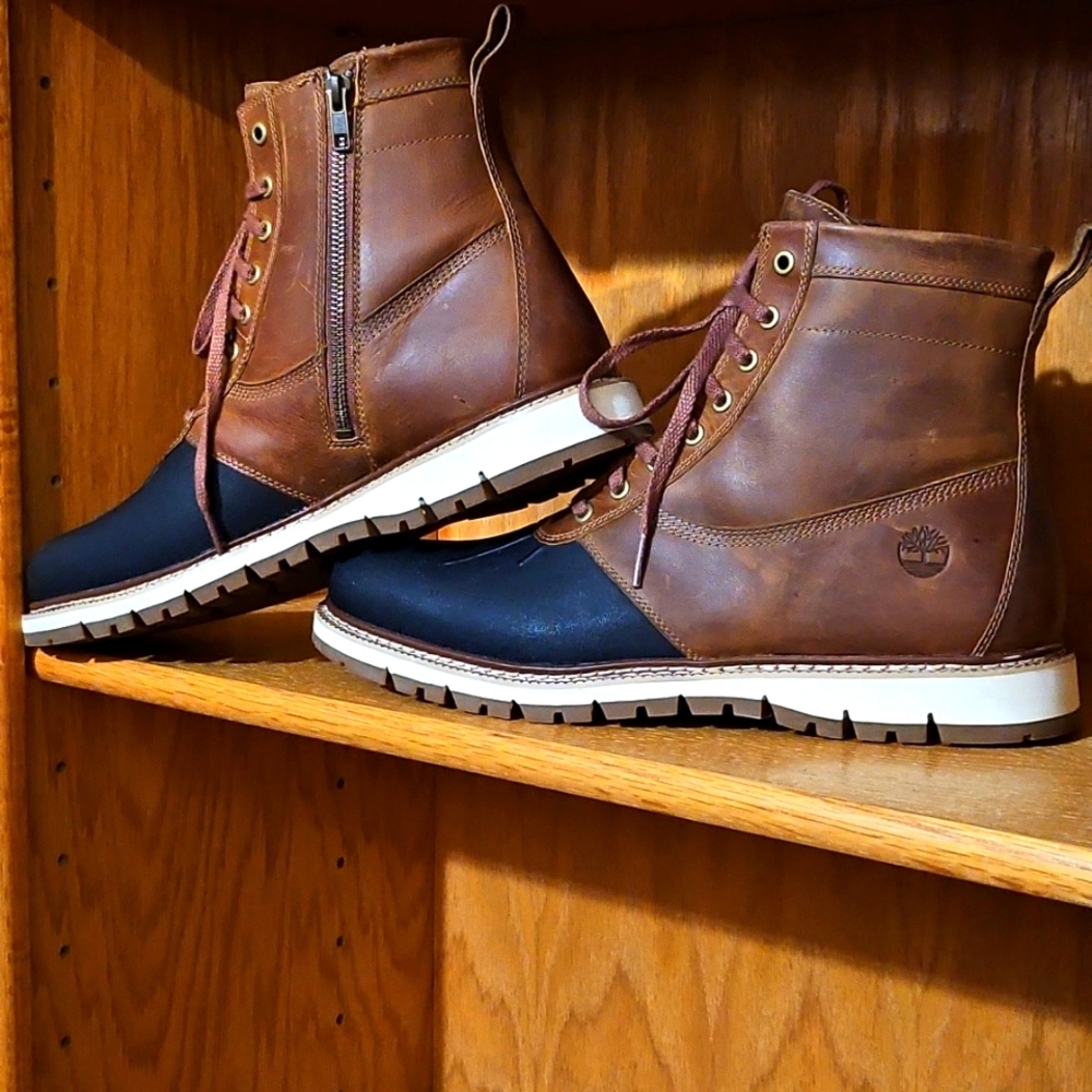 Men's Timberland Leather Boots!! CLEAN!!